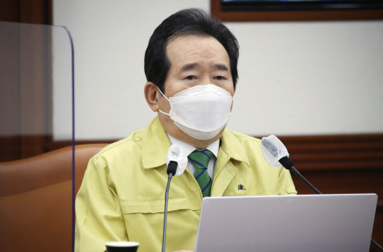 정세균 국무총리가 9일 정부서울청사에서 열린 코로나19 대응 중앙재난안전대책본부(중대본) 회의를 주재하고 있다.  연합뉴스